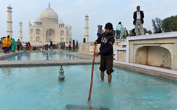 Một công nhân Ấn Độ đang dọn dẹp nước hồ trong khuôn viên khu lăng mộ Taj Mahal trước chuyến viếng thăm của Tổng thống Mỹ Barrack Obama. Ảnh: AFP.