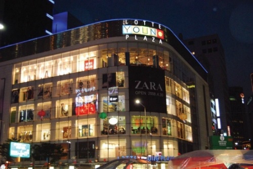 Khu Garosugil: Là nơi tập trung những xu hướng thời trang mới nhất nên Garosugil rất được các tín đồ thời trang ưa thích. Với giá hợp lý và có nhiều sự lựa chọn, nơi đây rất thích hợp cho giới trẻ ngiền mua sắm. 