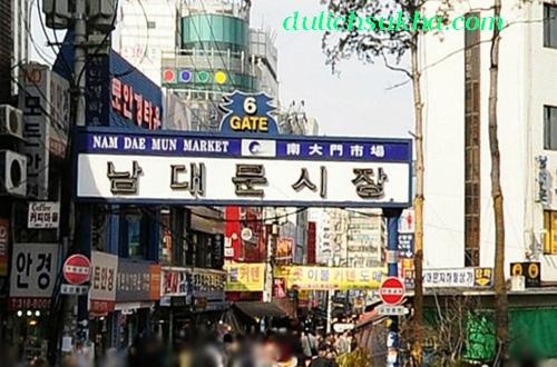 Chợ Namdaemun: Đến với Namdaemun, khách hành hương đến sứ Hàn có thể cảm thấy ít nhiều bầu không khí truyền thống của Hàn Quốc. Với lịch sử hình thành và phát triển hơn 600 năm, khu chợ này đặc biệt nổi tiếng với các mặt hàng truyền thống và đồ lưu niệm. Các  mặt hàng khác như đồ gia dụng, thời trang, các sản phẩm nhập khẩu cũng xuất hiện nhiều tại nơi đây. 