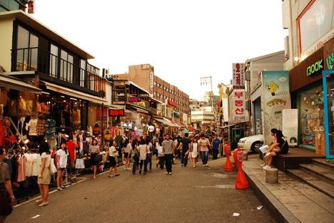 Khu Hongdae: Giống như Ewha, khu Hongdae tập trung rất nhiều trường đại học, vì vậy, những mặt hàng ở đây có giá rẻ bất ngờ. Hongde có nhiều cửa hàng dành cho phụ kiện, đồ trang sức phong phú và đa dạng. 