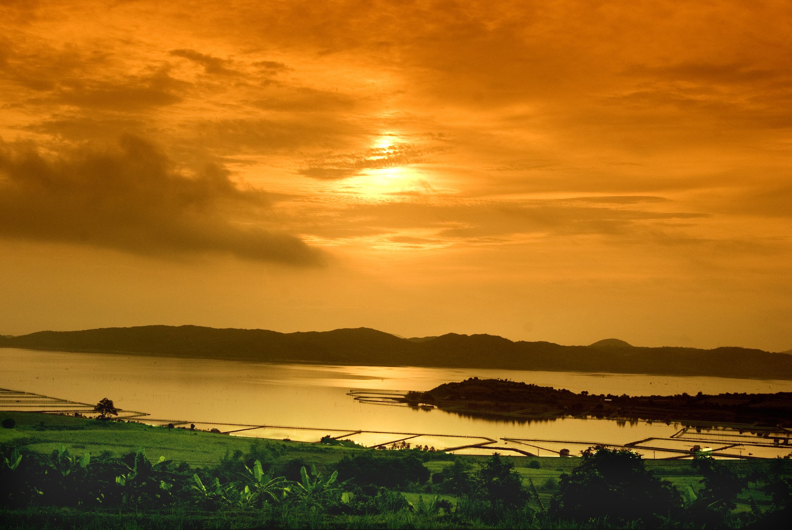 Đầm Ô Loan: Đầm Ô Loan thuộc địa phận huyện Tuy An, dưới chân đèo Quán Cau nằm cách thành phố Tuy Hòa 20 km về phía Bắc. Địa điểm du lịch nổi tiếng này vốn là một Di tích thắng cảnh cấp Quốc Gia có lịch sử gắn liền với phong trài Cần Vương, nếu du khách đứng trên đèo Quán Cau nhìn xuống sẽ thấy đầm Ô Loan giống như một con chim phượng hoàng đang xòe đôi cánh rất hùng vĩ. Cảnh vật nên thơ tại đây sẽ càng trở nên thơ mộng vào lúc hoàng hôn, ở giữa đầm có 2 tảng đá lớn chồng lên nhau gọi là hòn Chồng, tất cả tạo nên khung cảnh giống như một bức tranh tạc vẽ trau chuốt. Ảnh: Ipcphuyen.gov.vn.