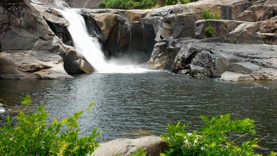 Vực Phun: Thắng cảnh Vực Phun được hình thành từ những dòng suối rặng đèo Cả, tạo thành hợp lưu của sông Bánh Lái, xói xuống lũng sâu tạo thành một vực sâu hoắm gọi là vực Phun. Phong cảnh vực Phun vốn rất đẹp, lại được lưu truyền của những câu chuyện dân gian xung quanh khiến nó càng trở nên thu hút. Tới đây, du khách sẽ được thưởng thức phong cảnh non nước hữu tình thơ mộng, cùng nhiều hoạt động giải trí hấp dẫn như leo núi, tắm suối, cắm trại… Ảnh: Cvdvn.net.