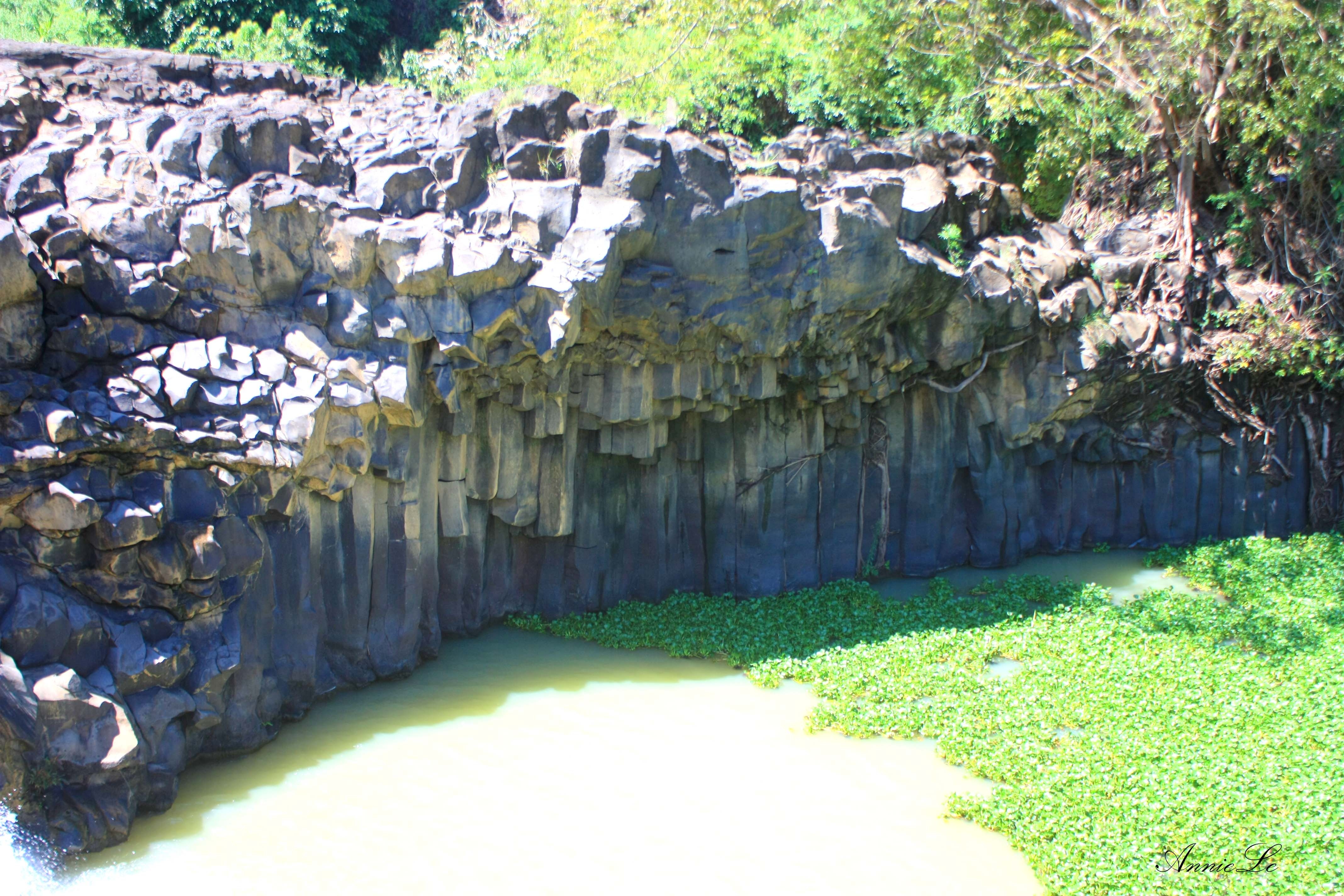 Thêm một điều đặc biệt nữa khi đến với thác Gia Long, đó là du khách sẽ bắt gặp kiểu địa chất magma đặc trưng, gồm nhiều khối đá hình trụ xếp chồng lên nhau, có nguồn gốc từ núi lửa phun trào, giống như gành Đá Dĩa ở Phú Yên.