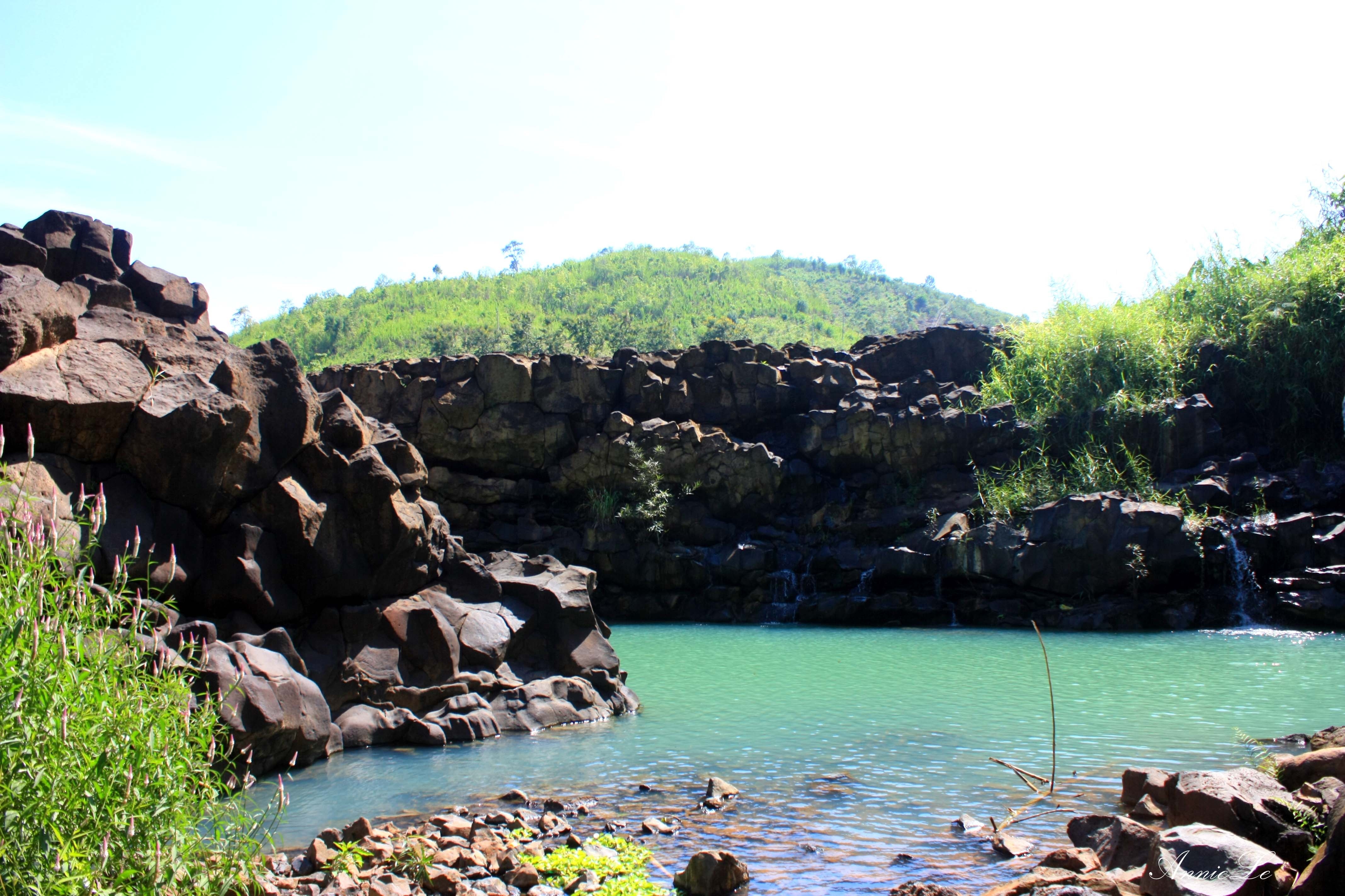 Những hồ nhỏ tự nhiên với màu xanh mát mắt khiến du khách sau một chặng đường 7km chỉ muốn nhảy xuống tắm ngay lập tức.