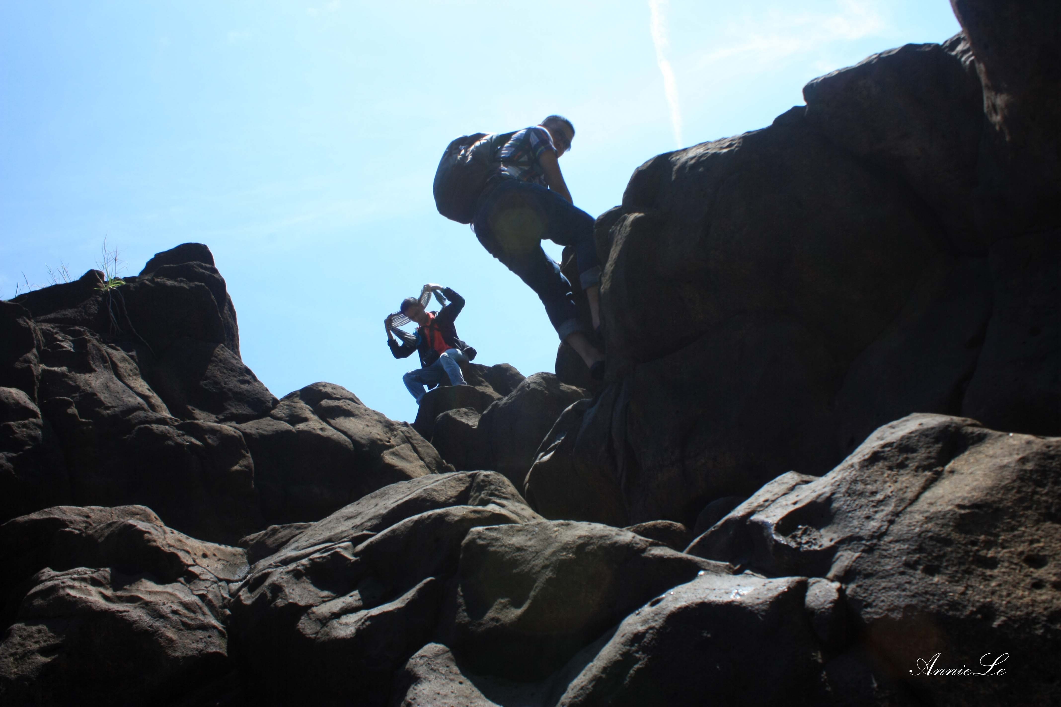 Nếu là người ưa khám phá và thích mạo hiểm, bạn hoàn toàn có thể leo ngược lên các vách đá về đầu nguồn sông Serepôk, ngắm toàn cảnh thác, cùng những cây cầu treo làm bằng tre đã cũ.