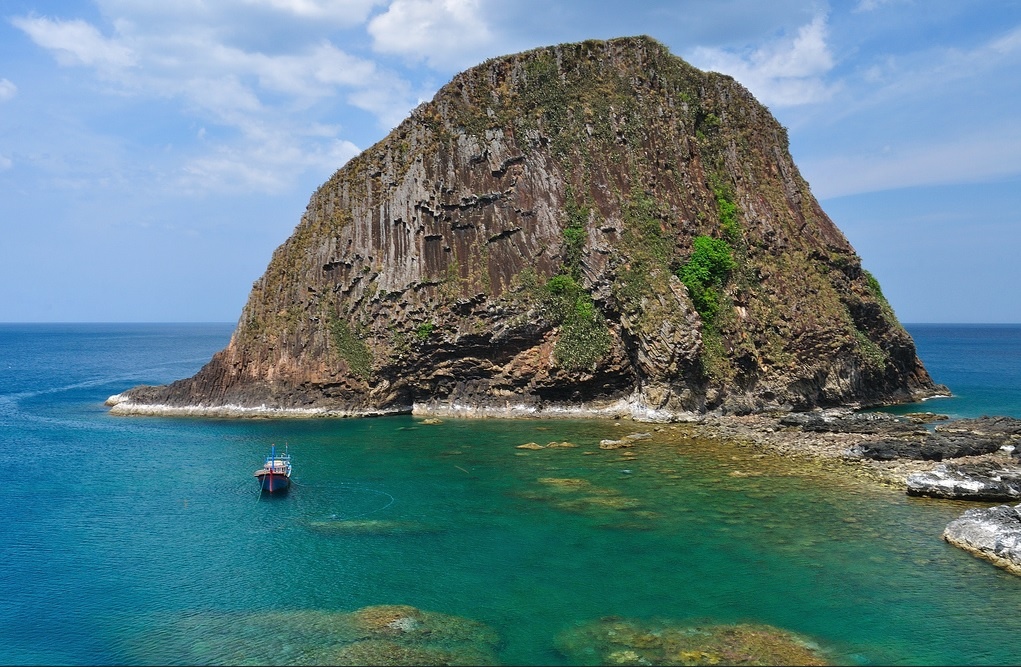 Hòn Yến - Hòn Sụn: Hòn Yến thuộc xã An Hòa, huyện Tuy An, cách thành phố Tuy Hòa 30 km về hướng Đông Bắc. Trải qua thời gian và sự bào mòn của sóng biển, dãy núi nhô ra ngoài biển giờ chỉ còn có 2 hòn đảo nhỏ cách bờ biển khoảng 100m, đảo lớn là Hòn Yến, đảo nhỏ là Hòn Sụn. Mỗi khi thủy triều rút, du khách có thể dễ dàng đi bộ ra đảo, trên đường đi bạn có thể chiêm ngưỡng những sinh vật dưới đáy biển như san hô, cầu gai, nhím biển, cùng những vách đá đẹp ấn tượng. Thắng cảnh Hòn Yến – Hòn Sụn tuy chỉ mới được đưa vào khai thác du lịch nhưng tin chắc tương lai không xa sẽ trở thành một điểm đến không thể thiếu của Phú Yên và cả đất nước. Ảnh: Đông Đen / Flickr.