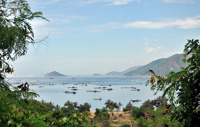 Vũng Rô: Vũng Rô vốn là một điểm nóng trong lịch sử, từ thời cuộc kháng chiến chống Mỹ cứu nước, vốn là bến đỗ của những chuyến tàu Không số chở vũ khí tiếp tế miền Nam. Bức tranh thiên nhiên đa dạng, kỳ thú, với những dãy núi hùng vĩ bao quanh cùng rất nhiều bãi biển nhỏ tuyệt đẹp trở thành điểm đến rất được yêu thích. Ảnh: Văn Tuấn.