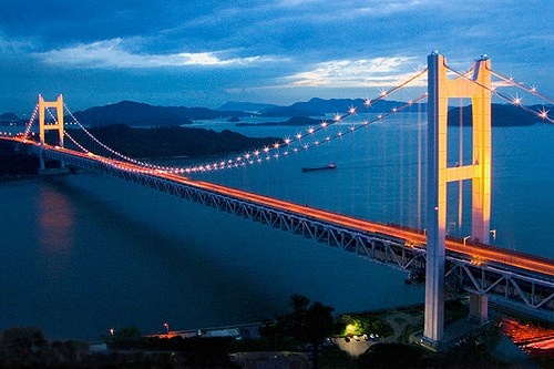 Cầu Seto dài 12.3 km. Cây cầu nằm ở phần eo biển dài khoảng 9.4 km.