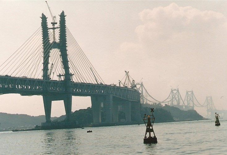 Thép dùng trong xây dựng cầu tương đương với số lượng dùng để xây 105 tháp truyền hình Tokyo.
