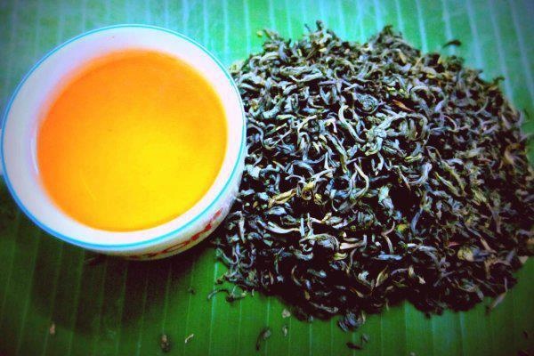 Chén chè Shan Tuyết hấp dẫn du khách. Ảnh: Amazingvietnam.net.