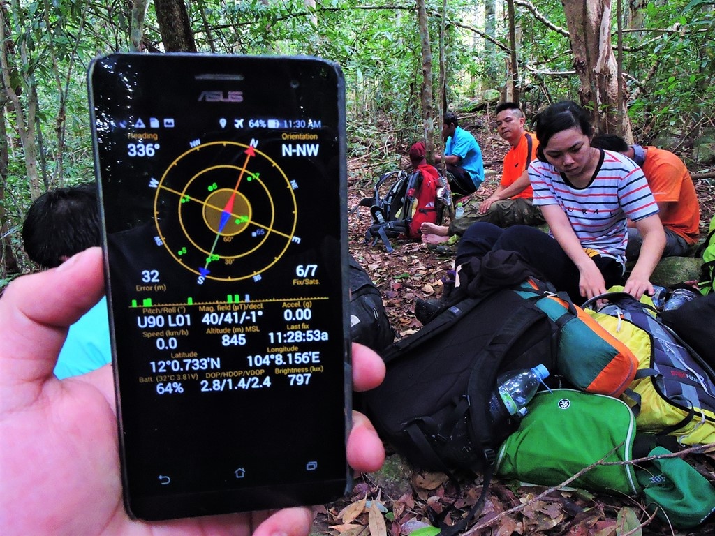 Đoàn dừng ăn trưa tại độ cao 850m, lúc này đã có một thành viên bị tụt canxi phải dừng nghỉ khá lâu và một số thành viên bị vắt cắn.