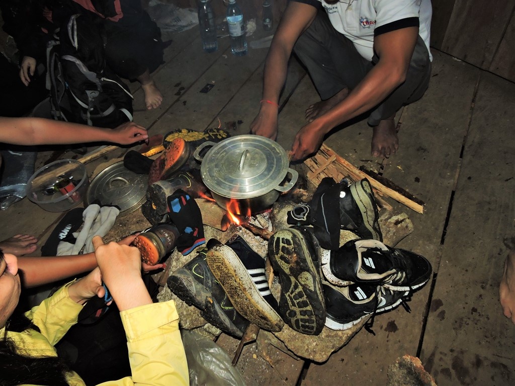 Đến 14:30 chiều, chúng tôi đã đến được lán ở độ cao 1,100m. Ban đầu cả nhóm định đi tiếp lên đỉnh 1,813m vì còn khá sớm, nhưng do đã đi liên tục 8 tiếng nên quyết định dừng nghỉ, ăn uống và ngủ sớm để sáng hôm sau khởi hành sớm lúc 5:00 sáng. Trên lán đã có đồ dùng nấu nướng để có thể nấu ăn và nhóm cũng tranh thủ hong khô giày và quần áo do cơn mưa lớn lúc trưa.