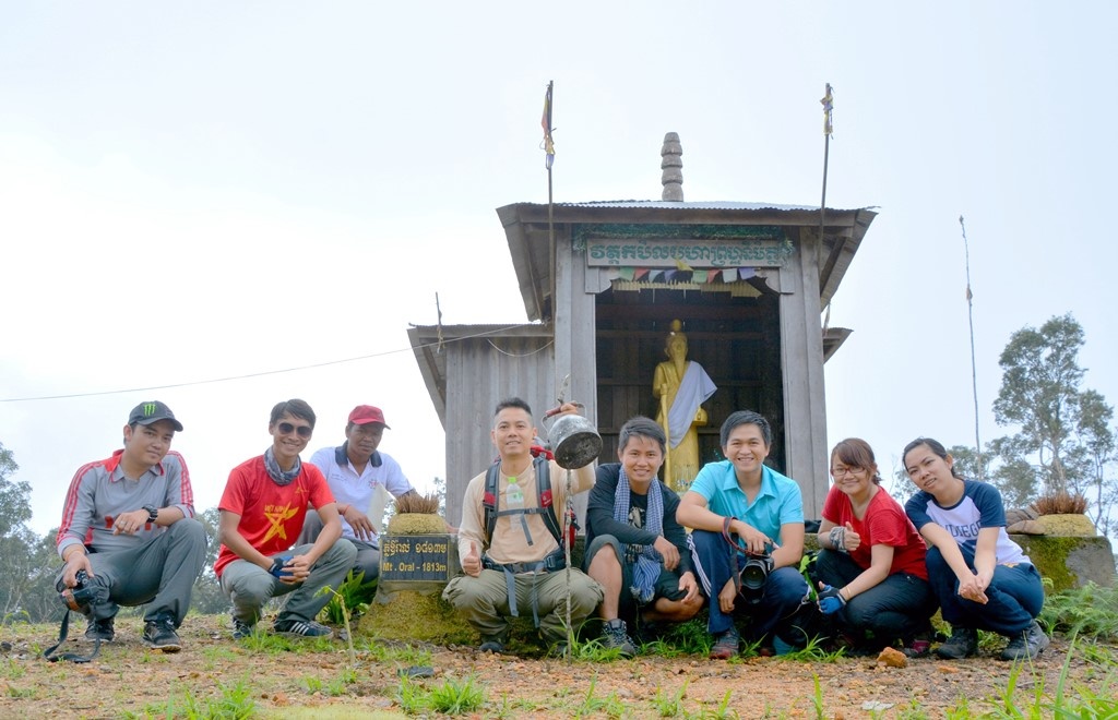 5:00 sáng ngày kế tiếp, đoàn dậy sớm ăn sáng nhanh gọn, bỏ bớt đồ đạc lại rồi tiếp tục chinh phục nốt 700m độ cao còn lại. Đúng 9:00 sáng, chúng tôi đã chính thức đặt chân lên đỉnh Aural – nóc nhà Vương quốc Campuchia và trở thành những người Việt đầu tiên đặt chân lên đây. Theo lời anh Chhim dẫn đường, Việt Nam là quốc gia thứ hai sau người Campuchia và người Malaysia tính ở  khu vực Đông Nam Á đặt chân lên đây.