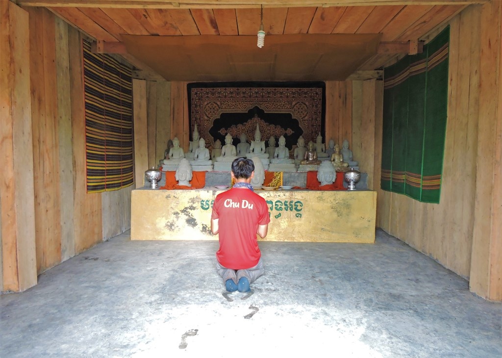 Những tượng Phật đã được một đoàn người hành hương bản địa thỉnh lên đỉnh núi thiêng Aural từ 2 năm trước để dành cho việc thờ cúng.