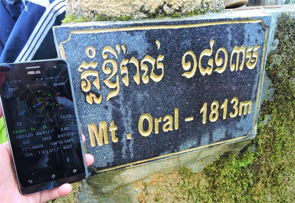 Tọa độ đỉnh núi thiêng Aural. Vậy là sau 3 ngày 3 đêm, vượt qua chặng đường hơn 400km bằng xe máy và gần 20km đi bộ và leo núi, chúng ta đã chạm được tới nóc nhà Campuchia.