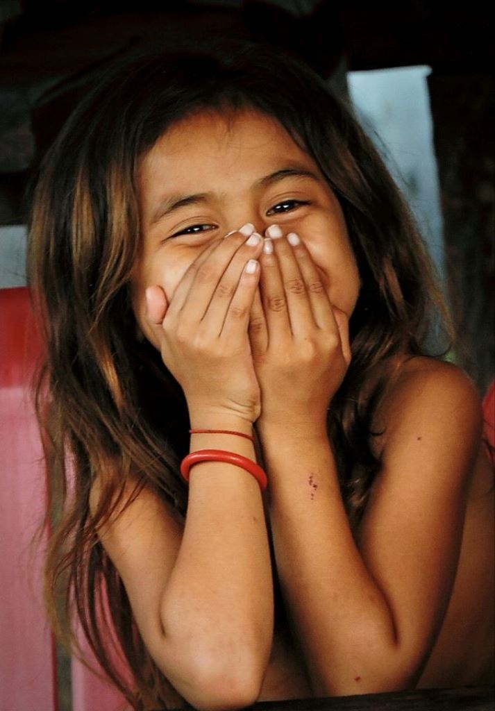 Nụ cười thẹn thùng của một cô bé rất xinh xắn khi bắt gặp ống kính máy ảnh của chúng tôi. Do thời gian có hạn phải về ngay, nên  đoàn cũng khá tiếc nuối khi không được ở lại để tìm hiểu thêm về cuộc sống và văn hóa của người dân nơi đây.