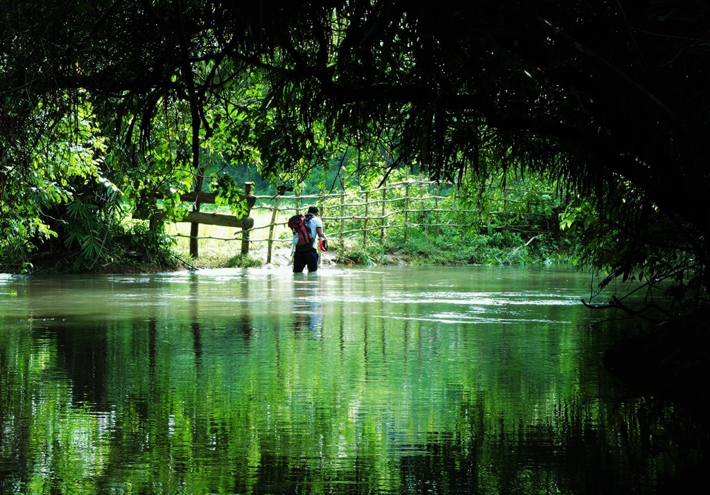 Khung cảnh rất đẹp và thơ mộng ở đoạn ngập nước trước khi về đến làng Srae Kan Bei. Đến lúc này mọi người rất vui vì sắp được nghỉ ngơi sau 2 ngày di chuyển liên tục, nhưng cũng thấy buồn vì sắp phải chia tay những khung cảnh núi rừng thơ mộng và yên bình của một vùng quê nước bạn.
