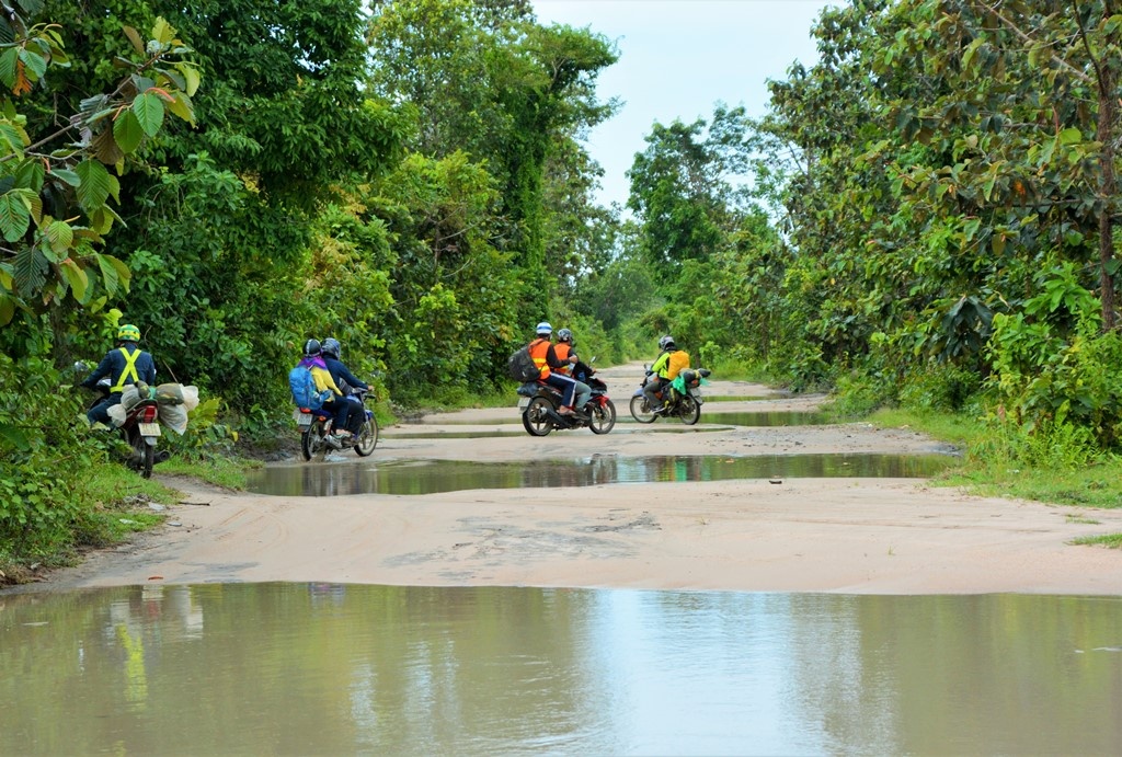 Với rất ít thông tin tham khảo được trên mạng, chúng tôi vẫn quyết định lên lịch trình và chuẩn bị cho chuyến đi khám phá này. Đoàn gồm 8 người khởi hành bằng xe máy từ Sài Gòn theo đường xuyên Á AH1 qua cửa khẩu Mộc Bài/Bavet, dừng chân một đêm tại Phnom Penh và sáng hôm sau lại tiếp tục theo quốc lộ 4 đến địa phận huyện Aural, tỉnh Kampong Speu.