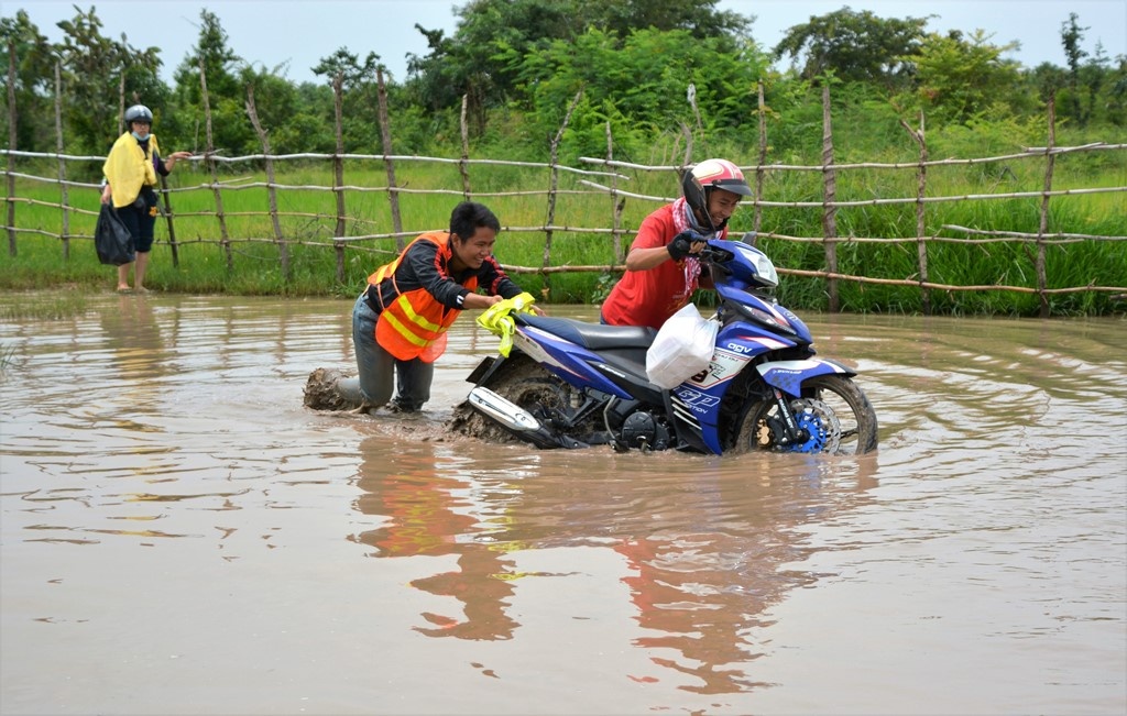 Ngay khi vừa tách khỏi đường 132 để tiến sâu vào làng Srae Kan Bei dưới chân núi, chúng tôi đã gặp những khó khăn đầu tiên khi đi theo một con đường rất gồ ghề và có nhiều hố nước sâu cũng như những con suối cắt ngang đường. 