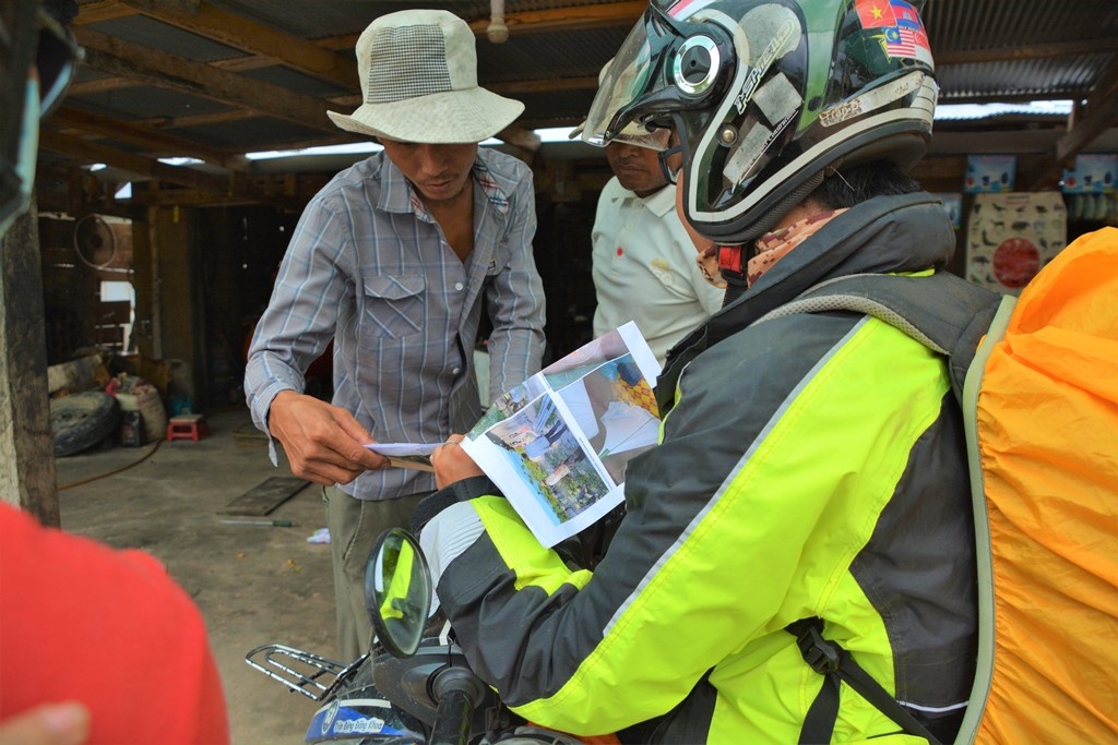 Do đã in sẵn hình ảnh tìm được trên mạng internet về ngôi làng dưới chân núi và về đỉnh Aural để hỏi người dân trong vùng, nên nhóm cũng không gặp nhiều khó khăn trong việc hỏi đường. Đây cũng là kinh nghiệm đúc kết được sau các chuyến đi ra nước ngoài khác bằng xe máy.