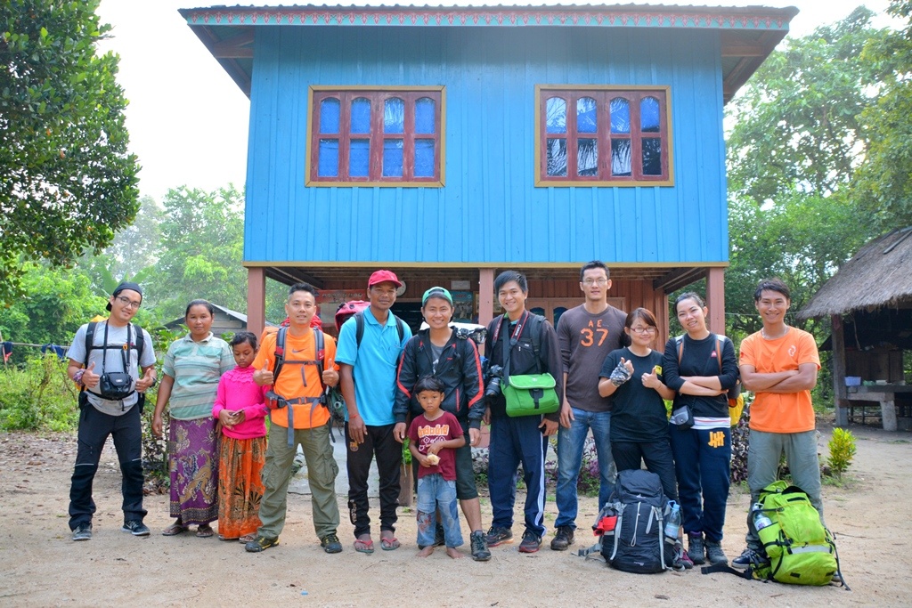 Đúng 6:30, đoàn chụp ảnh lưu niệm với gia đình anh Chhim và khởi hành từ làng Srae Kan Bei. Do có việc nhà đột xuất nên một thành viên trong đoàn phải về trước nên nhóm còn lại 7 người, tiếp tục chinh phục đỉnh núi.