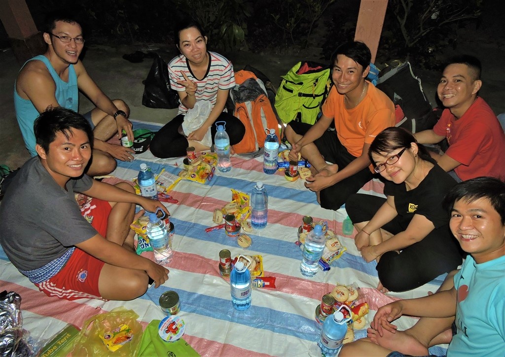 Sau một ngày rưỡi tính từ lúc xuất phát từ Sài Gòn, chúng tôi đã tìm được nhà anh Chhim – người dẫn đường cho đoàn- tại làng Srae Kan Bei và ngủ đêm tại nhà anh. Ngoài đồ ăn đem theo từ Việt Nam, đoàn còn mua bổ sung thêm một ít thịt hộp, bánh ngọt, nước uống để dự trữ và đi ngủ sớm lấy sức sáng hôm sau bắt đầu lên đường. 