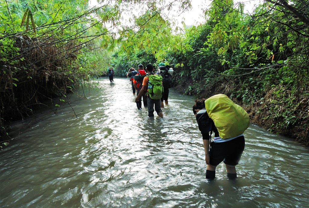 Thử thách đầu tiên là đoạn đi bộ khoảng 8km qua những đoạn đường ngập nước đến đầu gối và xuyên qua những đồi cỏ xanh và rừng cây lá thấp rất đẹp trong không khí trong lành dẫn đến chân núi Aural.