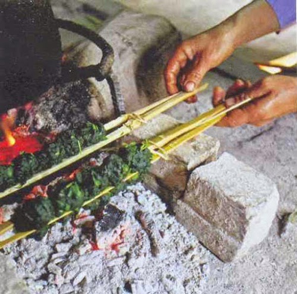 Rêu nướng là món ăn đặc sản Hà Giang lạ miệng, ăn ngon, bổ mà lại có hương vị rất riêng. Ảnh: Tintuc.