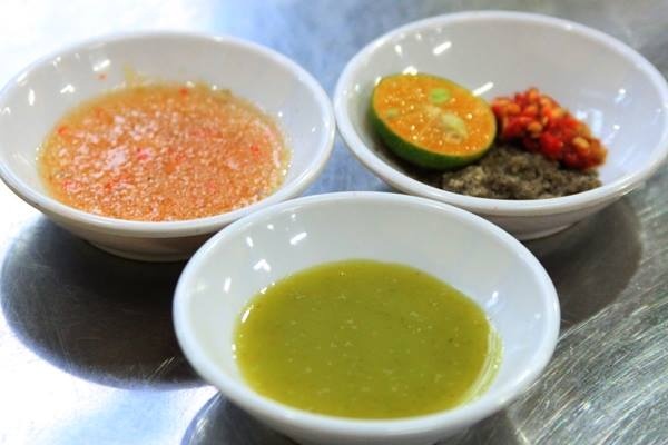 Pha nước chấm tắc cho món cua, ghẹ - 2 muỗng cà phê đường - 1 chén nhỏ muối tiêu - nước cốt 1 quả tắc - vỏ quất thái nhỏ cho luôn vào nước chấm.  Vắt nước tắc vào muối tiêu, trộn đều với đường và cho vỏ quất thái sợi lên trên.
