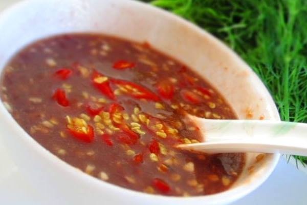 Mắm tôm – chanh – ớt - 1/2 chén mắm tôm - 2 muỗng cà phê nước cốt chanh - 2 muỗng cà phê đường - ớt băm nhỏ  Đánh kỹ mắm tôm với đường và nước chanh cho đến khi nổi bọt. Sau đó cho thêm ớt băm vào.
