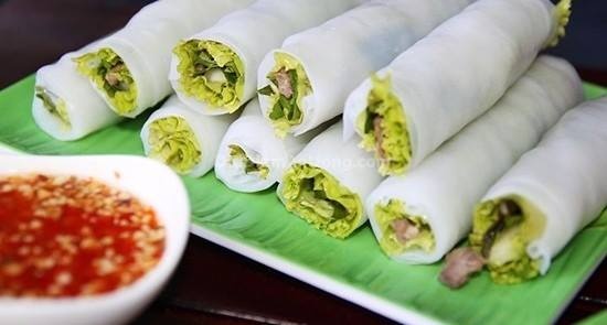 Cách pha nước chấm cho món phở cuốn, phở trộn đúng chuẩn - 1 củ tỏi. - 2 quả ớt. - 1 quả chanh. - Giấm thanh. - Nước mắm, đường.  Bước 1: Bóc vỏ tỏi và băm nhỏ cùng với ớt.  Bước 2: Vắt nước cốt chanh ra chén và bỏ hạt.  Bước 3: Cho 3 muỗng nhỏ nước chanh, 2 muỗng nhỏ đường, 2 muỗng nhỏ giấm thanh, 2 muỗng nhỏ nước mắm vào chén và khuấy đều lên. Sau khi đường tan thì cho tỏi, ớt băm nhuyễn vào và khuấy tiếp cho đều.  Vậy là xong chén nước mắm chấm phở cuốn rồi và chỉ cần dọn lên bàn ăn là có thể thưởng thức. Chúc các bạn thành công và ngon miệng! 