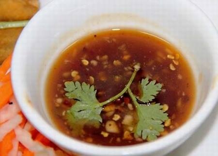 Cách làm nước mắm me chua ngọt đậm đà - 1 vắt me chín 50 g. - 50 g đường cát. - 1 trái ớt chín đỏ - 1/2 chén nước mắm ngon. – Cho nước sôi vào dầm lấy cỡ 8 muỗng súp nước cái me thật đặc, bỏ hột. – Ớt rửa, bằm nhuyễn, bỏ hột. – Cho 8 muỗng súp đường vào 8 muỗng súp me quậy thật tan đều. Sau đó cho nước mắm vào, nêm cho vừa ăn. 