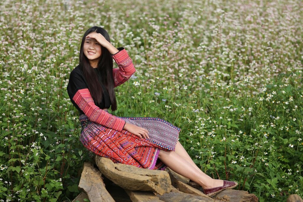 Cô bé xinh xắn này thường mặc đồ dân tộc nên nhiều người lầm tưởng là dân tộc Mông nên xin chụp hình cùng. 