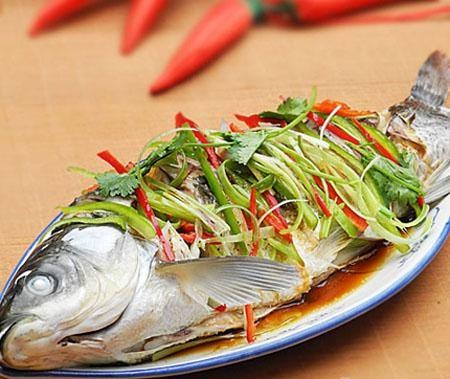 Cách pha nước chấm cho món cá nướng, cá hấp cuốn rau, bún Nguyên liệu: Một thìa nước mắm ngon, một thìa dấm ngon, một thìa đường, 3 thìa nước lọc, tỏi, ớt, gừng, thì là. Cách làm: Tỏi, ớt, gừng, rau thì là băm nhỏ. Pha nước mắm, dấm, đường, nước, điều chỉnh vị vừa ăn rồi mới cho tỏi, ớt, gừng, thìa là vào. So với nước chấm nem, nước chấm cá luộc mặn hơn vì cá hấp và luộc vị nhạt nên cần nước chấm đậm, cũng có thể dùng vị chua của chanh để nước chấm thơm tự nhiên. Loại nước chấm này có thể phù hợp để chấm các loại gỏi cá cuốn nướng. 