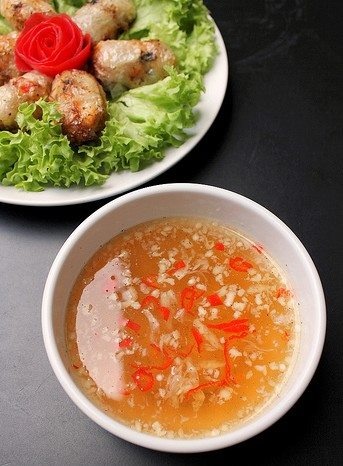 Pha nước chấm chả giò - 200ml nước sôi để nguội - 2,5 muỗng canh đường cát trắng - 3,5 muỗng canh nước mắm nguyên chất - 3 muỗng canh giấm - 3 trái ớt đỏ, bỏ hạt và băm nhỏ - 1 củ tỏi, lột vỏ và băm nhỏ Để đơn giản và dễ nhớ hơn bạn có thể pha theo tỷ lệ: 1 nước mắm + 3 nước lọc + 2 đường + tỏi và ớt băm nhỏ. Nước chấm này phải đặc và đậm mới đạt yêu cầu.