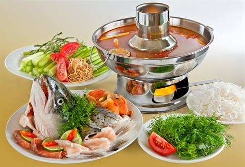 Nước chấm các món lẩu Lẩu là món ăn quen thuộc trong Nam ngoài Bắc, 3 cách pha nước chấm lẩu sau đây sẽ là cách cơ bản nhất, ngoài ra các bạn có thể điều chỉnh tùy theo khẩu vị của mình. Về cơ bản, nước chấm lẩu giúp ăn ngon miệng nên chúng ta thường dùng vị nước chấm hơi chua để kích thích ăn ngon và đỡ ngán. Nước chấm lẩu có nguyên liệu chính từ mắm, tỏi, ớt… Loại thứ nhất rất phù hợp để chấm hải sản gồm có những nguyên liệu sau: nửa thìa gia vị, 1/4 thìa mì chính, 1/4 thìa muối trắng, mù tạt xanh, một chút hạt tiêu bột, chanh tươi, ớt tươi. Loại nước chấm các món lẩu thứ 2 sử dụng nước mắm làm nguyên liệu chính, bao gồm: 2 thìa nước mắm, nửa thìa đường, 1/4 thìa sa tế, ớt tươi, tỏi thái lát, 1/2 quả chanh vắt lấy nước.