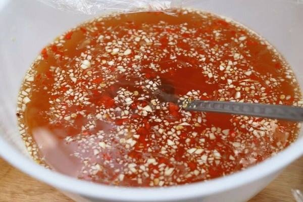 Pha nước chấm cho món bún thịt nướng Cách 1: Dùng nước giấm trên cho thêm nước mắm và nước đun sôi để nguội. Sau khi nêm nếm vừa ăn cho thêm tỏi băm, ớt băm và ít tiêu xay.  Cách 2: Bạn pha nước chấm theo công thức: 1 giấm + 1 đường + 1/2 mắm + 2 nước (nước đun sôi để nguội) + 1 đến 2 muỗng cà phê nước cốt chanh + tỏi và ớt băm.  Nếu ăn theo kiểu người Bắc, bạn có thể cho ít đu đủ vào. Bạn mua loại đu đủ xanh, cắt miếng vuông mỏng hoặc cắt sợi sóng theo dụng cụ cắt hoa quả. Sau đó, bóp sơ qua phần đu đủ này với muối và trụng sơ qua nước sôi xả lại trước khi ngâm giấm, vắt khô và thả chúng vào bát nước chấm.