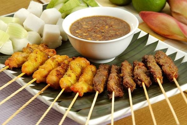 Làm nước chấm đậu phộng cho món thịt bò satay - 300ml nước cốt dừa - 8 muỗng cà phê bơ lạc - Nửa củ hành tây băm nhỏ - 1 viên đường thốt nốt - Nửa muỗng cà phê ớt bột - 1 muỗng cà phê nước tương - một ít muối Đem tất cả đun sôi trên ngọn lửa vừa. Tắt bếp, để nguội và sử dụng.