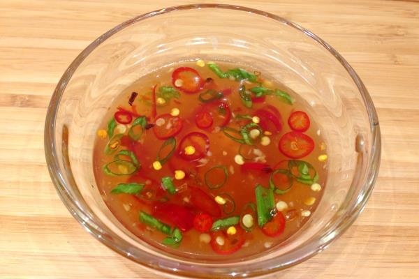 Làm nước mắm chấm món bánh bột lọc Giã nát ớt và cho nước mắm vào cùng ít nước chanh. Nếu bạn không muốn nước chấm quá gắt vị nước mắm, bạn có thể thêm nước hoặc đường tùy ý.