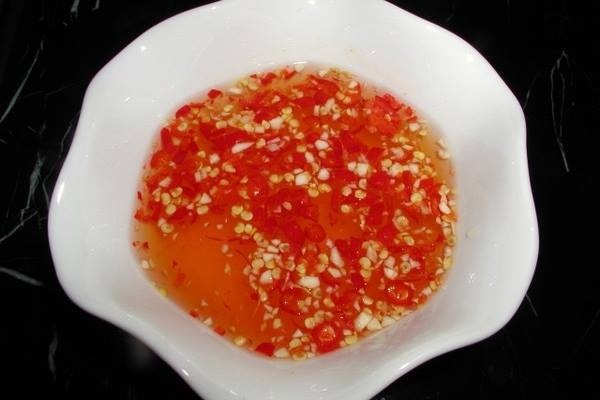 Pha nước mắm gừng chấm thịt vịt - 4,5 muỗng canh nước mắm - 5 muỗng canh đường - 1 muỗng canh gừng băm nhuyễn - 2 muỗng cà phê tỏi băm - 1 muỗng canh nước lọc - 1-2 muỗng cà phê nước cốt chanh Hòa tan lần lượt đường + nước + nước mắm. Sau đó cho các nguyên liệu còn lại vào và trộn đều.