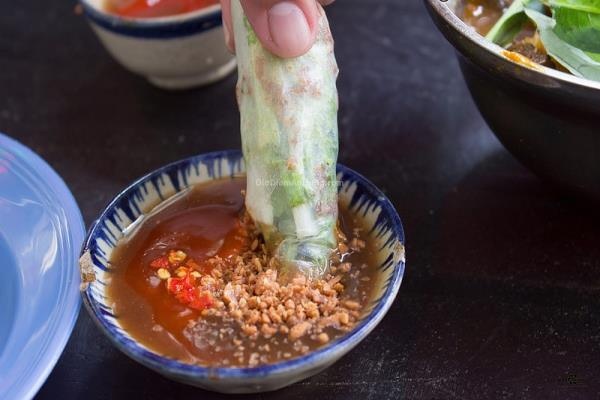 Cách pha nước chấm bò bía - 1 chén tương đen Hoisin - 1/2 chén tương ớt - 1 muỗng canh đậu phộng rang giã nhỏ Trộn tương ớt và tương đen lại cho đều. Khi ăn rắc đậu phộng lên trên cùng.