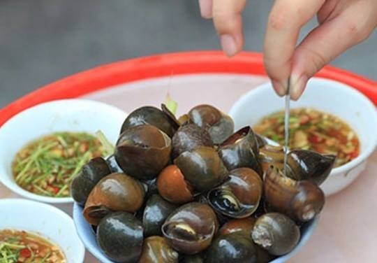 Cách pha nước chấm ốc - 2 muỗng canh nước mắm ngon - 1 muỗng canh nước sôi để nguội - 1 muỗng cà phê nước cốt chanh - 2 muỗng canh đường - 1/2 chén gừng giã nhuyễn - ớt băm, tỏi băm Bước 1: Cho 1 muỗng nước lọc vào chén,sau đó cho nước mắm, đường đã chuẩn bị vào nồi khuấy đều và bắt lên bếp đun sôi rồi để nguội.  Bước 2: Gừng, tỏi, ớt, sả băm nhỏ để riêng từng loại. Lá chanh thái chỉ.  Bước 3: Vắt nước chanh vào hỗn hợp nước mắm rồi thêm gừng, tỏi, ớt và sả vào khuấy đều. Cuối cùng cho lá chanh vào là xong.