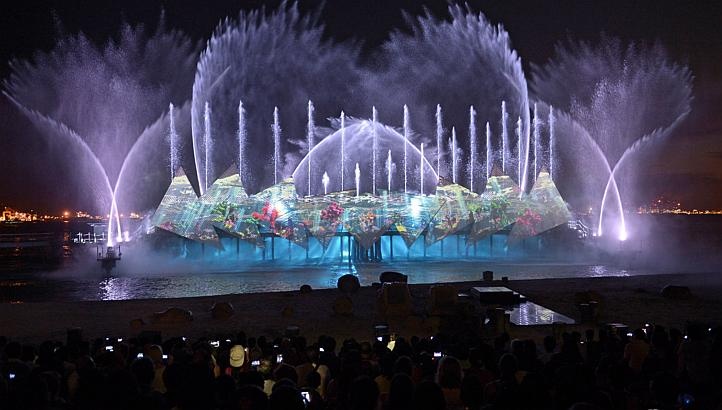 Buổi tối, bạn sẽ được tham gia thưởng thức “Wings of Time” – một chương trình nghệ thuật mới lạ hấp dẫn với sự pha trộn của hiệu ứng phun lửa, robot phun nước cùng đèn Led đầy màu sắc, hệ thống lazer hiện đại tạo nên hiệu ứng 3D sống động và độc đáo. Chương trình diẽn ra trên bãi biển Siloso xinh đẹp đi kèm với màn pháo hoa hoành tráng sẽ để lại cho du khách ấn tượng khó phai. Ảnh: Wingsoftimesingapore.com.