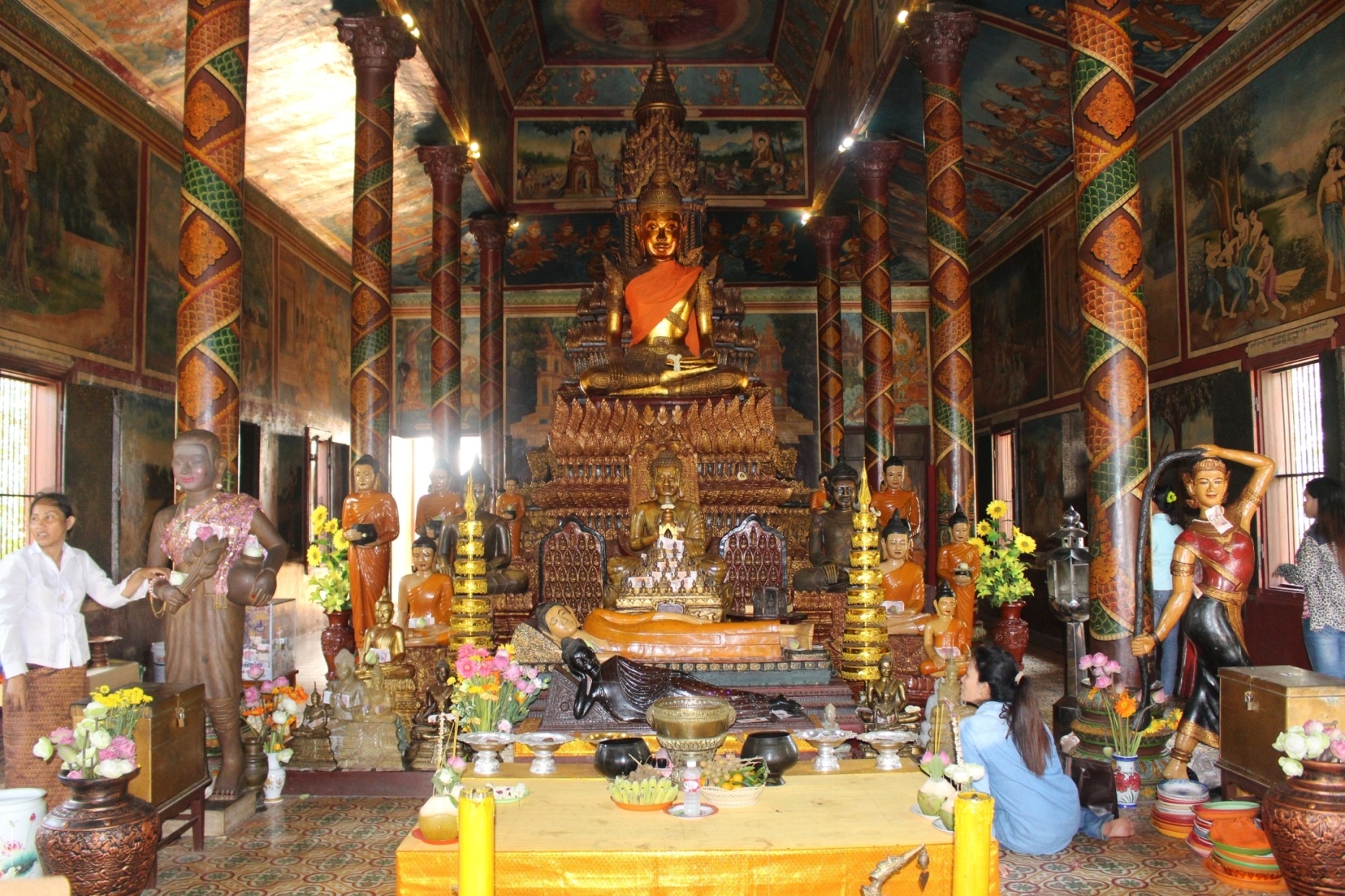 Bên trong chánh điện thờ 4 bức tượng Phật bằng gỗ và bà Pênh ở Wat Phnom.