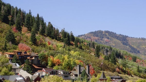   Được biết đến với đường trượt tuyết đẳng cấp thế giới, Park City, Utah cũng là một điểm đến tuyệt vời để ngắm mùa thu. Trước khi tuyết rơi, các đỉnh núi của dãy Wasatch được bao phủ bởi màu sắc tuyệt đẹp khi lá cây chuyển màu.