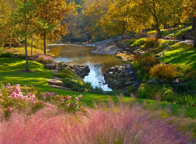   Với thiên nhiên tuyệt đẹp cùng khí hậu ôn hòa, thành phố Greenville, nằm ở phía Nam bang Carolina là điểm đến hấp dẫn cho các hoạt động ngoài trời bao gồm đi bộ đường dài và dã ngoại bên những tán lá thu vàng rực.