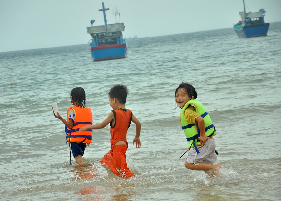 Nu cuoi trong veo o xu 'hoa vang, co xanh' hinh anh