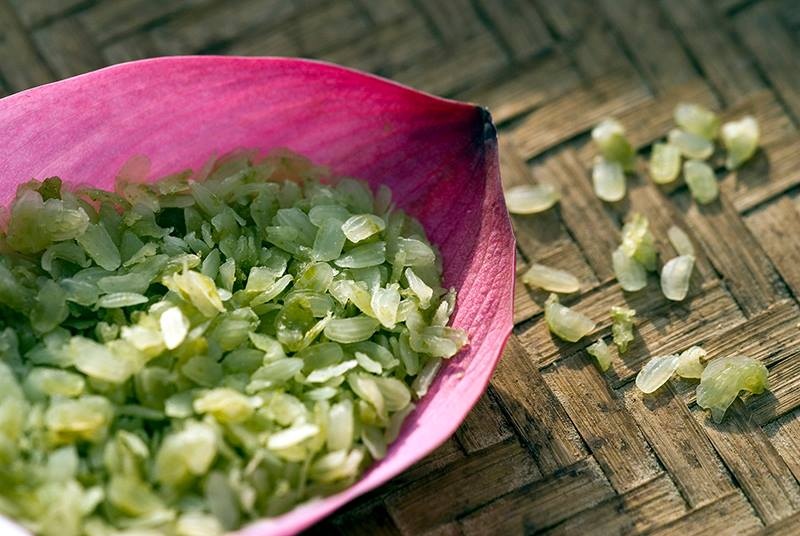 Không chỉ có cảnh vật, thu Hà Nội còn được chào đón “Mùa cốm xanh về, thơm bàn tay nhỏ. Cốm sữa vỉa hè, thơm bước chân qua”. Những người phụ nữ với gánh hàng cốm xanh non rảo bước trên những con phố, ngõ vào mùa thu là hình ảnh rất dễ thấy. Ảnh: Hà Xuân Chính.