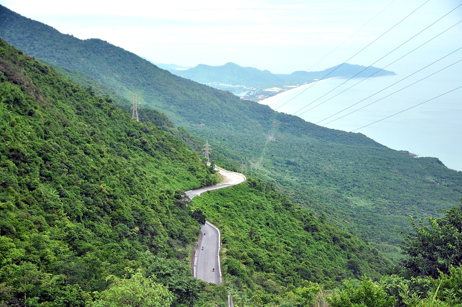 Đứng trên Hải Vân quan, nếu phóng tầm mắt về phía Huế bạn sẽ nhìn thấy con đường uốn lượn dưới chân mình. Xa xa là bãi biển Lăng Cô tuyệt đẹp với bờ cát trắng chạy dài tít tắp.