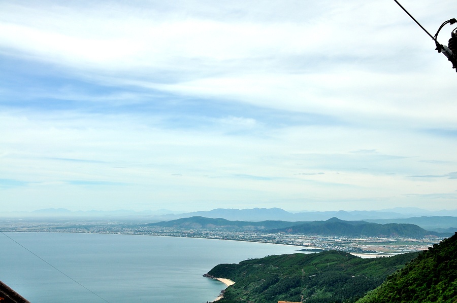 Trong khi đó, hướng mắt về Đà Nẵng bạn cũng được chiêm ngưỡng toàn thành phố ở một góc khác đẹp không kém.